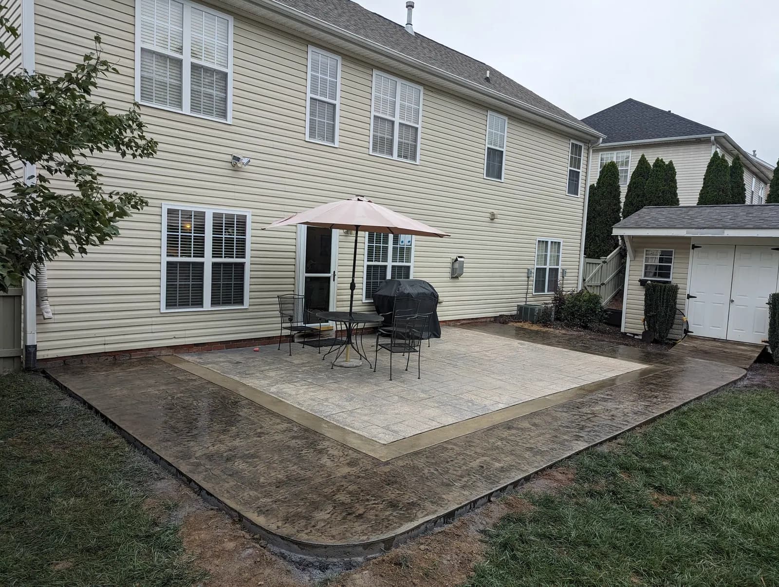 Buff ashlar slate stamped patio with dark walnut border